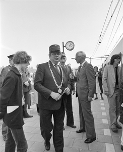 883202 Afbeelding burgemeester H.J.L. Vonhoff met conducteurspet tijdens de opening van het N.S.-station Utrecht ...